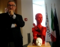 l'artista con la scultura