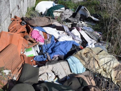 immondiziaabbandonata che prosegue per metri e metri
