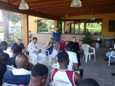Cepagatti, sindaco e Monsignore accolgono immigrati di Nigeria e Ghana