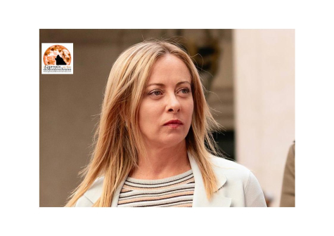 Meloni davanti allo specchio: l’Europa, il Pfizergate e l’eterno gioco del doppio registro