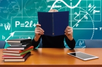 Pugno a prof che mette voto basso a figlio