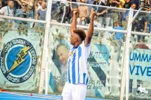 Machin festeggia sotto la Curva Nord