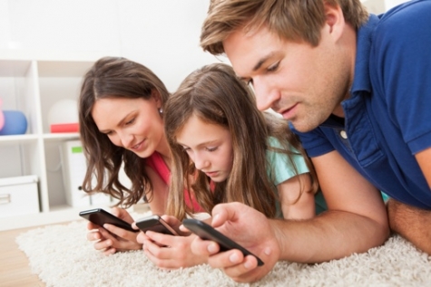 Mamma che controlla troppo e papà assente, figli inascoltati. La famiglia cambia