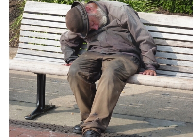 un signore senza fissa dimora costretto a dormire su una panchina.