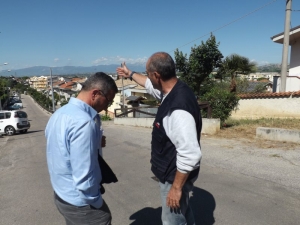 L'assessore Ernesto De Vincentiis in sopralluogo in Via San Borromeo insieme al residente Leonardo Crecchia 