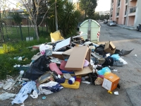 Montesilvano/Rifiuti in via Rimini: rischio alloggio per residenti se responsabili