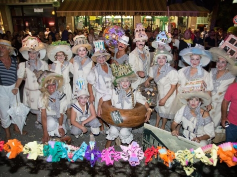 Carnevale estivo di Pineto: migliaia di persone in strada.