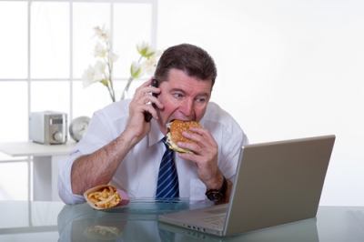 Lo stress da lavoro causa sovrappeso.