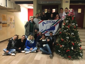 I ragazzi dell'associazione e l'albero