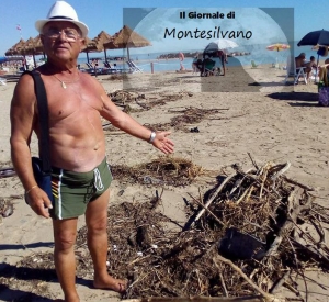 Pasqule del Zio, bagnante montesilvanese indica i cumuli di legno