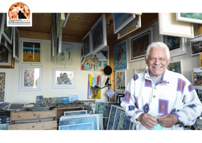 Gino Berardi con la mascherina in mano, nel suo studio.