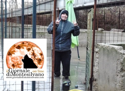 Alessandra Ciavattella, detta Ragù, nella foto al Dog Village in aiuto dei cani, mentre con i piedi a mollo aspira l'acqua