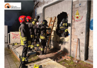 Pescara, incendio in via Andrea Doria. Distrutta casa abbandonata e murata - video