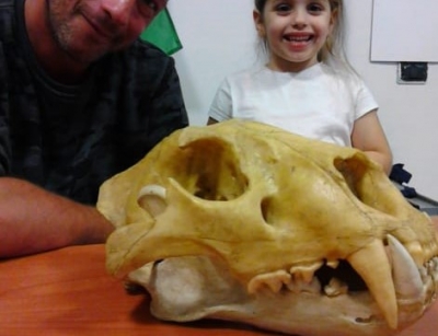 Nella foto lo smilodonte Milillo e la piccola Eva Rosa Passariello