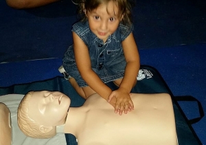 bambina che pratica la manovra di emergenza