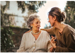 Anziani soli in Abruzzo attivo il numero verde per il supporto psicologico