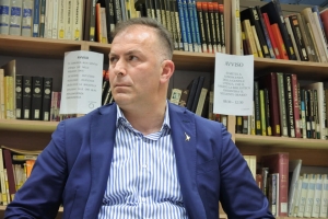 il neo sindaco in biblioteca durante un incontro con il CCet