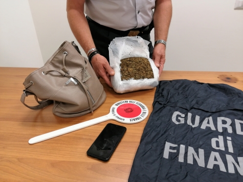 Pescara, arrestata donna con 1 kg di marijuana al terminal bus.