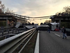 quello che rimane del cavalcavia di Lecco