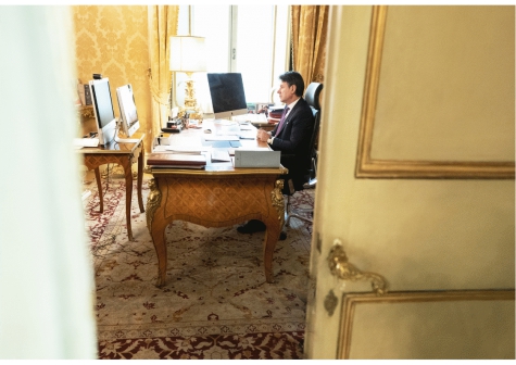 Coronavirus, in Italia salgono i morti. In Piazza il Popolo mamme no mask e no vax.