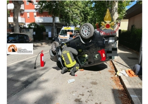 Pescara, incidente in via del Santuario: si ribalta auto  sulla carreggiata