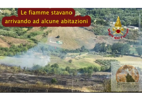 Scafa incendio in un querceto, fiamme erano quasi arrivate alle abitazioni