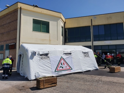 Montefino/Modavi Protezione Civile per l'Abruzzo: montata la tenda pneumatica