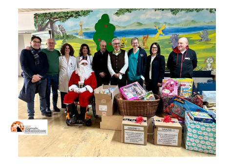Speciale Babbo Natale in carrozzina all’Ospedale di Pescara con doni e messaggio di inclusività