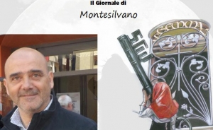 Marco D'Agostino con accanto una delle sue creazioni