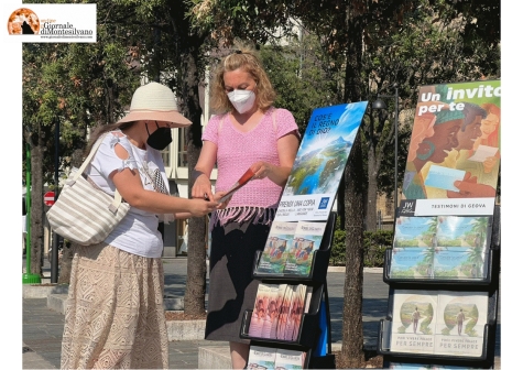 I Testimoni di Geova tornano a contattare le persone nei luoghi pubblici