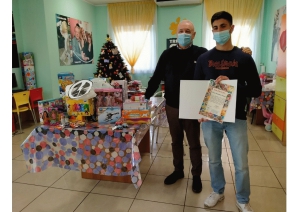 Pescara, Blocco Studentesco  dona giocattoli nuovi per bambini emopatici