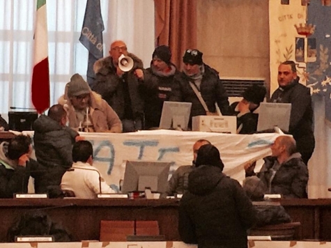 Protestanti lavoratori in consiglio