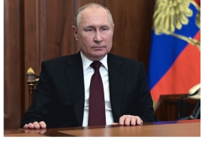 La solitudine di Putin, lo zar folle