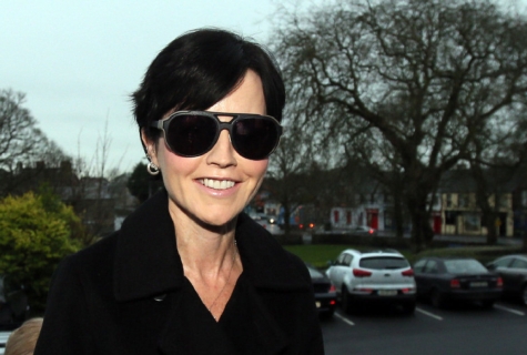 Funerale di Dolores a Limerick. Nella chiesa musica dei Cranberries