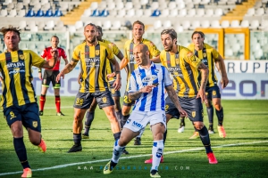 Il bomber Galano circondato dagli avversari