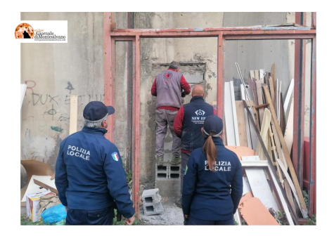 Montesilvano/Via Lazio. Murati ingressi del palazzone: sventata occupazione.