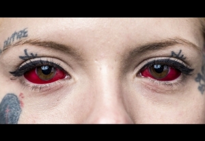 Tatuaggi agli occhi. Nuova tendenza. Sempre più italiani lo fanno
