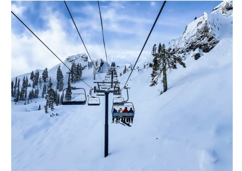 A Campo Imperatore si scia, lunghe file agli impianti.