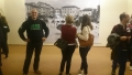 Alla mostra un aquilano mostra la maglia "Jemo nnanzi"