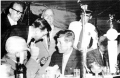 malandra in piedi accanto a JF Kennedy