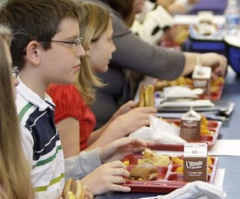 Mensa scolastica. A Corsico (MI) chi non paga non mangia.