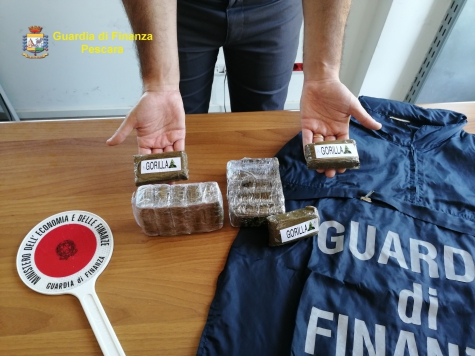 Pescara, 22enne trovato in possesso di circa un chilo e mezzo di hashish, arrestato.