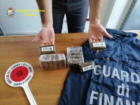 Pescara, 22enne trovato in possesso di circa un chilo e mezzo di hashish, arrestato.