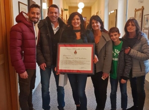 i familiari ritirano il premio