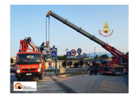 Pescara, rimozione di un'insegna pericolante sul ponte della Libertà